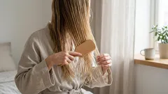 Haare schnell auffrischen ohne Waschen: 3 Tricks gegen fettigen Ansatz