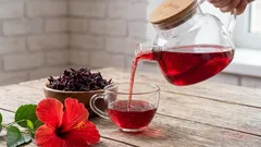 Wie man Hibiskustee zubereitet – mit Gewürzen, Früchten und Aromen